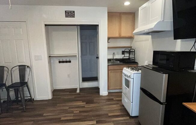 1 bed, 1 bath, $985, Unit B