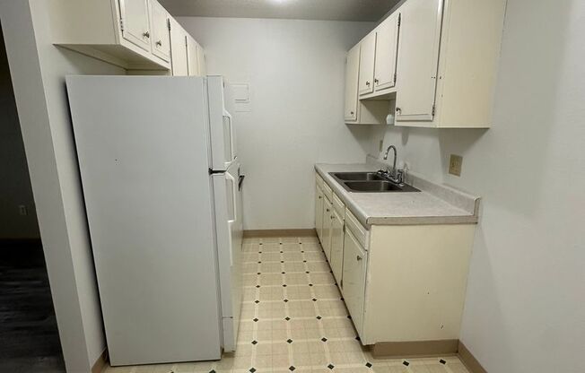 2 beds, 1 bath, 642 sqft, $850, Unit 24