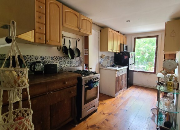 271 E 7 ST