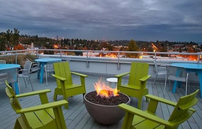 Roof top Fire Pit and Sundeck with Views of Downtown and Lake Washington