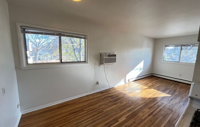 2 beds, 1 bath, $1,375, Unit 6