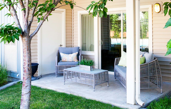 Island View Apartments Backyard Patio