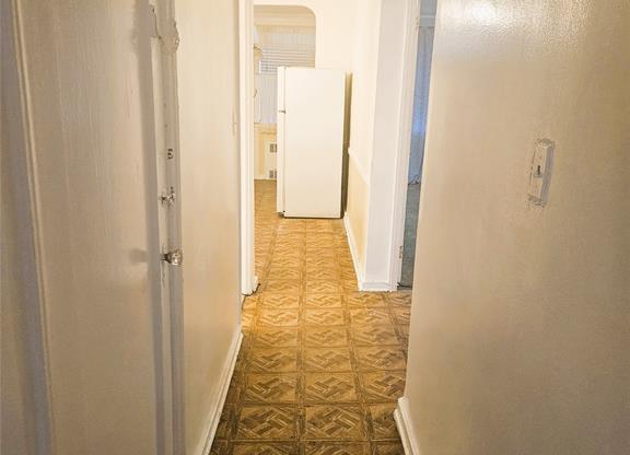2 beds, 1 bath, 2,332 sqft, $3,000