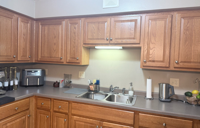 2 beds, 1 bath, $1,050, Unit 7