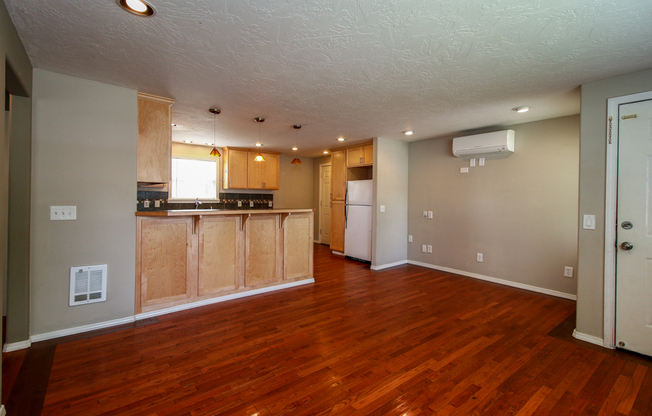 2 beds, 1 bath, $1,595