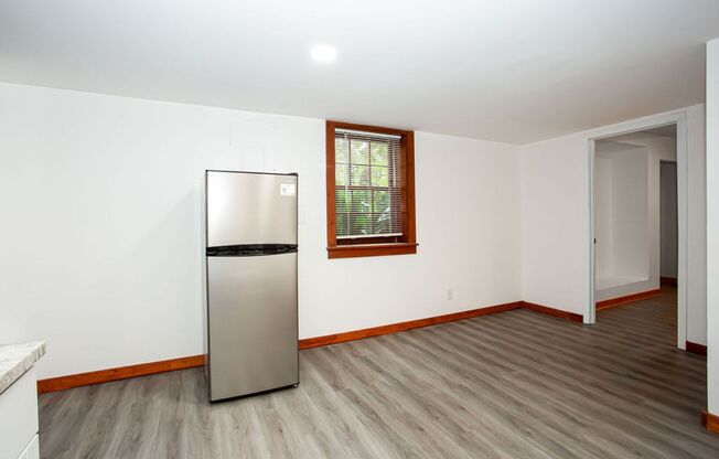 1 bed, 1 bath, 1,100 sqft, $1,195, Unit Unit B