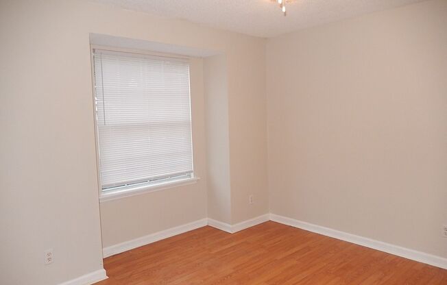 LOVELY SE 3/2 w/ Fireplace, Fenced Yard, Vaulted Ceilings, Washer/Dryer, & No Carpet! $1500/month Avail July 1st!