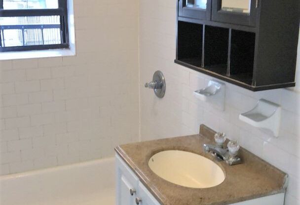 2 beds, 1 bath, $2,000, Unit B1