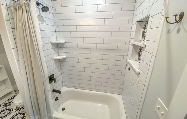 1 bed, 2 baths, $1,300, Unit 52 Linden - Room 1