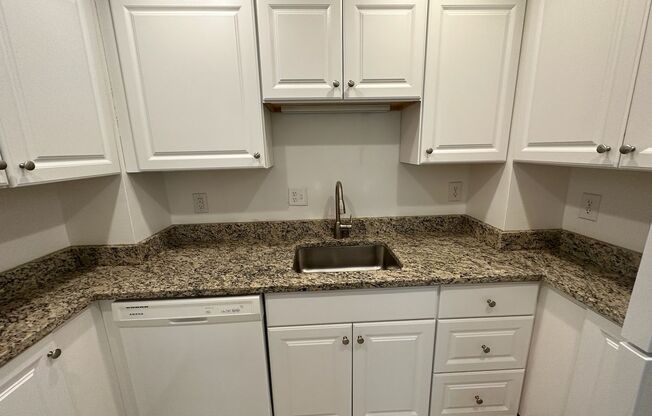 2 beds, 1 bath, 975 sqft, $1,800, Unit Royal York 114