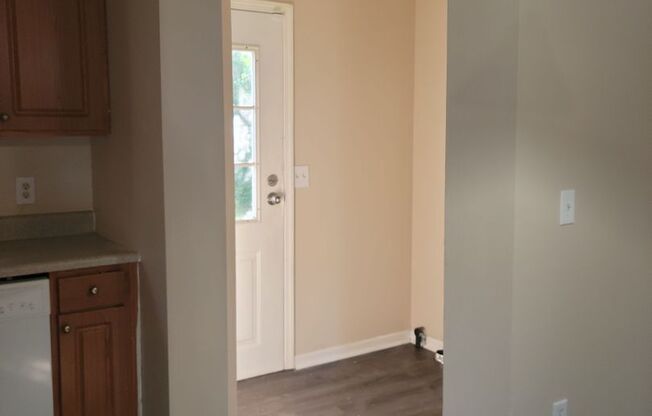 2 beds, 1 bath, 913 sqft, $1,595, Unit Apt. B