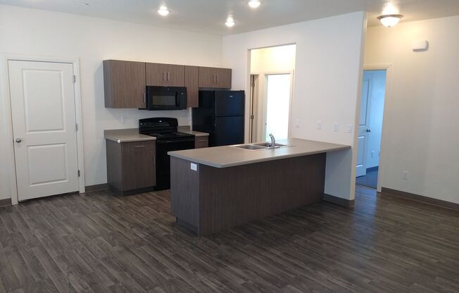 2 beds, 1 bath, 870 sqft, $1,225, Unit 18