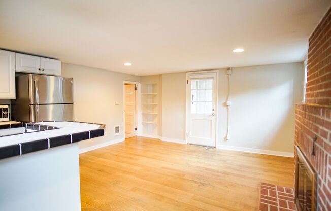 Spacious NW 1 Bdr w/Hardwoods + Fireplace!