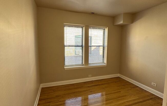 2 beds, 1 bath, $1,200, Unit 4850 #303