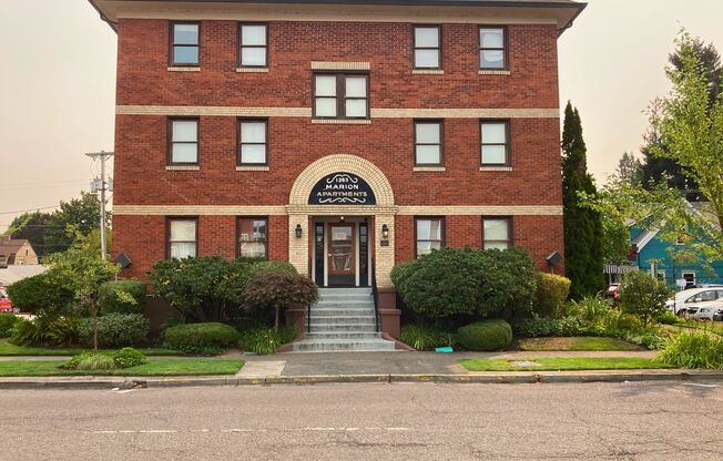 (GOL 202) Charming Vintage 1bedroom/1 bath