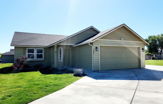One Level in Kennewick, Large Yard, Pets Welcome!