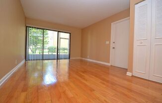 Gorgeous 1/1 Condo in Winter Springs ~ Updated Kitchen/Bath & Real Hardwood Floors!