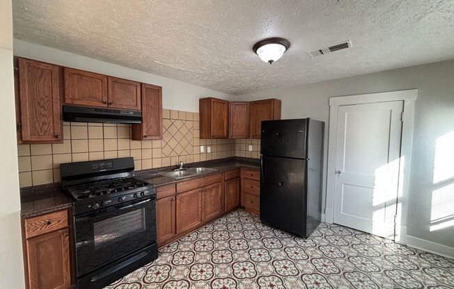 3 beds, 1 bath, 900 sqft, $1,020, Unit #6