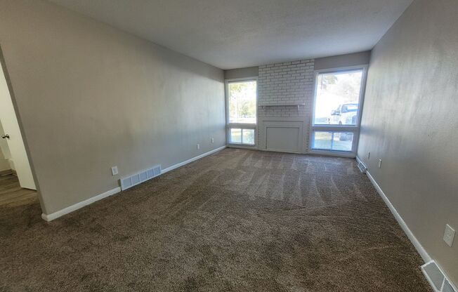 2 beds, 1 bath, 800 sqft, $1,195, Unit 4613 Southeast 3rd Court