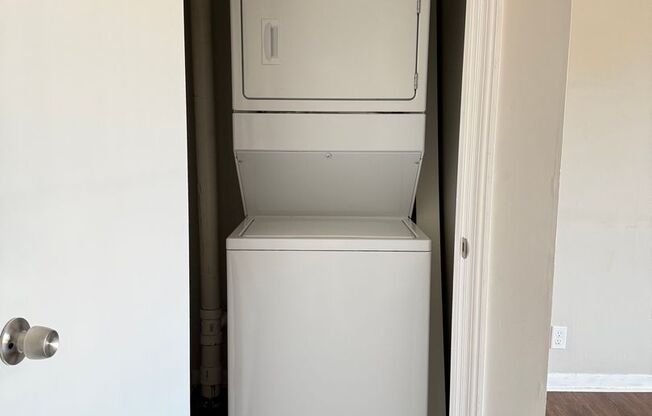 2 beds, 1 bath, 1,000 sqft, $1,195, Unit B24