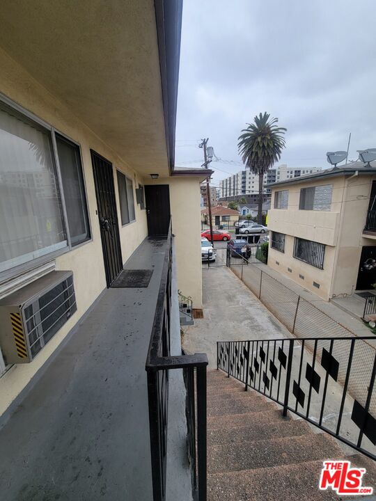 1038 S HARVARD BLVD