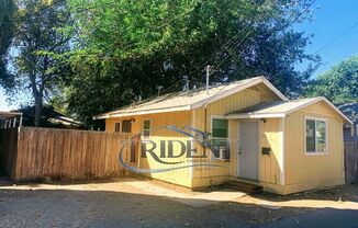 Cozy 2-bedroom 1 bath close to shopping and transportation