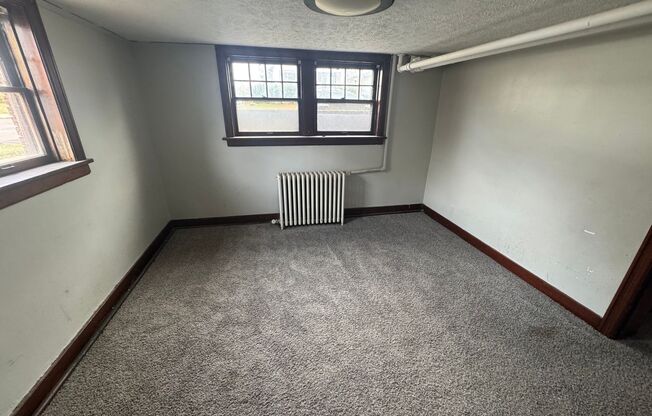 1 bed, 1 bath, $600, Unit #E