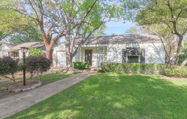 Charming 2-1-1 in one of Fort Worth's safest neighborhoods!