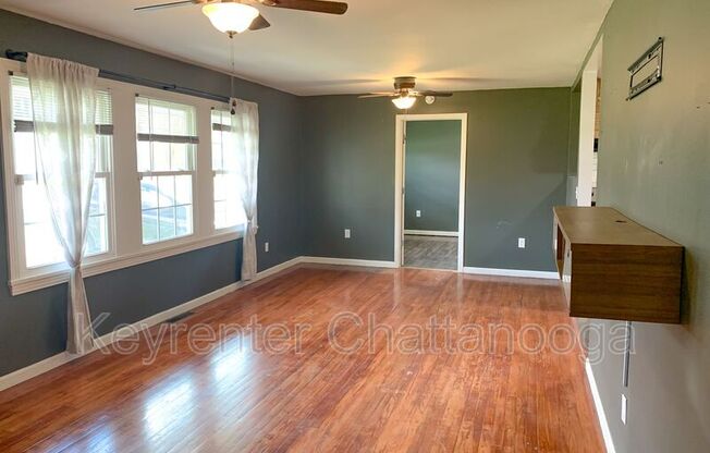 827 WOODMORE LN