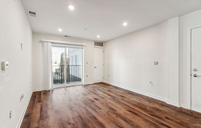 2 beds, 2 baths, 915 sqft, $2,300, Unit 416