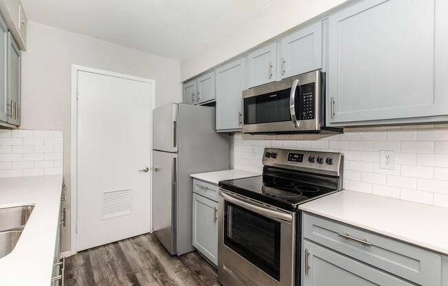 2 beds, 2 baths, 976 sqft, $1,300
