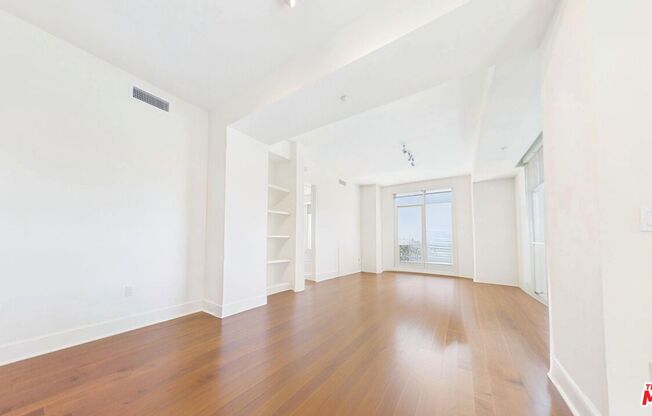 1 bed, 1 bath, 1,267 sqft, $6,600, Unit 706