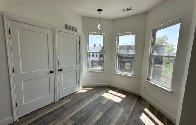 1233 W VENANGO ST