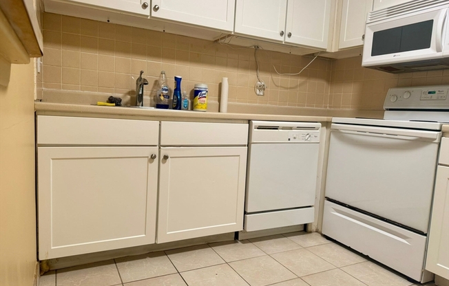 2 beds, 1 bath, 1,020 sqft, $2,300, Unit E112