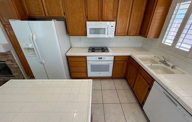 BEAUTIFUL 3 BEDROOM, 2 BATHROOM SINGLE-STORY HOME WITH FRESH PAINT AND HIGH VAULTED CEILINGS!
