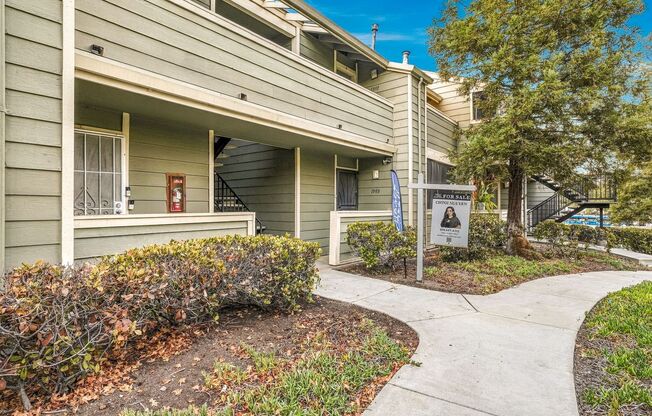 Updated 1-Bedroom Condo with Private Balcony and Garage