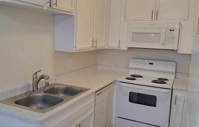 Studio, 1 bath, 450 sqft, $1,145, Unit 178