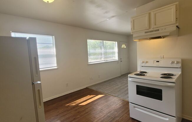 2 beds, 1 bath, 675 sqft, $708, Unit 430 Winfield-Unit 03