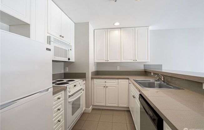 Top-Floor Condo with Office/Den + Private Balcony in the Heart of Seattle
