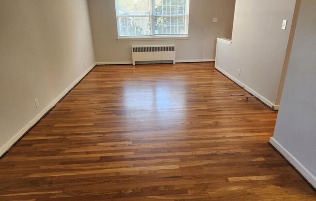 2 beds, 1 bath, 897 sqft, $2,335, Unit F-14