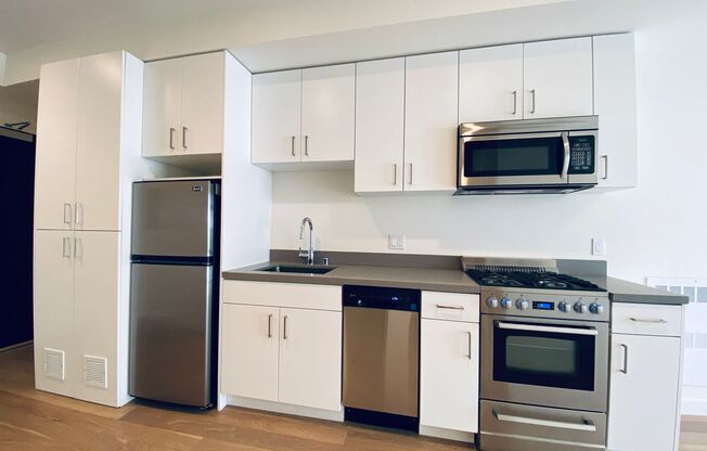 2 beds, 1 bath, $3,000, Unit 211