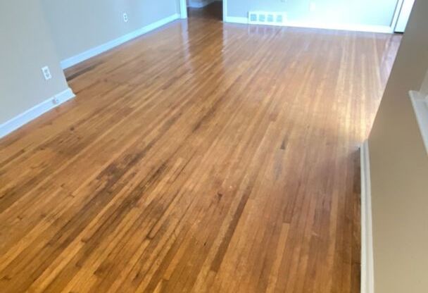 4 Success Realty is now offering this 3 bedroom and 1 bath home. This also offer a dinning room large kitchen. This home also has a carport. Call us for your private showing.