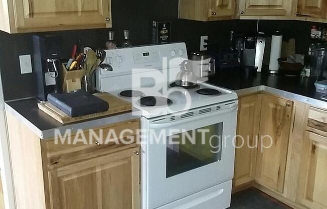 Close-in NE Portland Duplex Walking Distance to New Seasons Market!