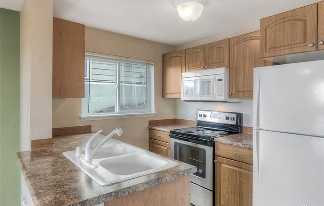 Sterling Heights @ Factoria New Castle area - 1 bedroom 1 bathroom condo with Carport - Available October 2025!