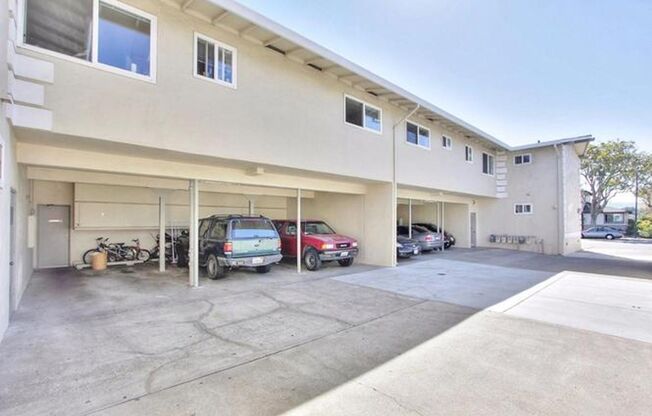 2 beds, 1 bath, $2,795, Unit 04 801 Bermuda