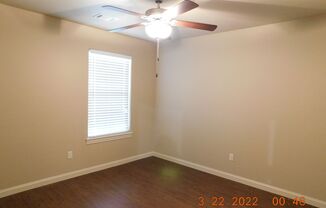 3 beds, 2 baths, $1,395, Unit B