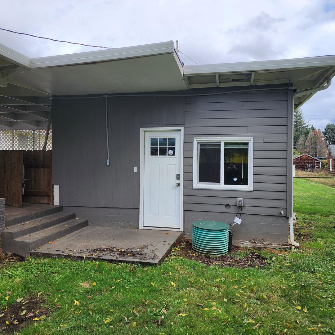 Great 2 Bed 1 Bath Home with Detached Office in Washougal!