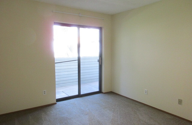 2 beds, 2 baths, 1,020 sqft, $1,900, Unit 921 S Zeno Way