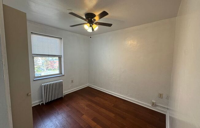 3 beds, 1 bath, $2,100, Unit 306D