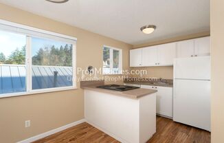 Charming Two Bedroom, Free Water & Sewer: Live Your Best Life in Multnomah Village!